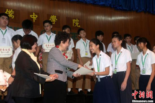 国务院侨办主任裘援平走访菲律宾知名华校