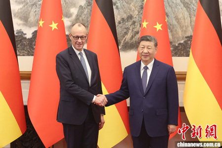 2月25日下午,中国国家主席习近平在北京钓鱼台国宾馆会见来华进行正式访问的德国总理默茨。 中新社记者 盛佳鹏 摄 2月25日下午,中国国家主席习近平在北京钓鱼台国宾馆会见来华进行正式访问的德国总理默茨。 中新社记者 盛佳鹏 摄