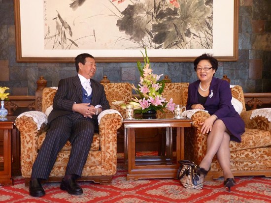 何氏集团董事长电视剧_何氏微信头像