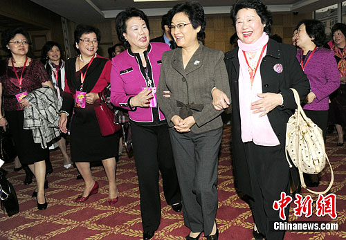 国侨办主任李海峰会见欧洲华人华侨妇女代表，赞其提高了华侨华人妇女在欧洲的社会形象，为祖籍国经济社会发展、文化交流等做了大量的工作。