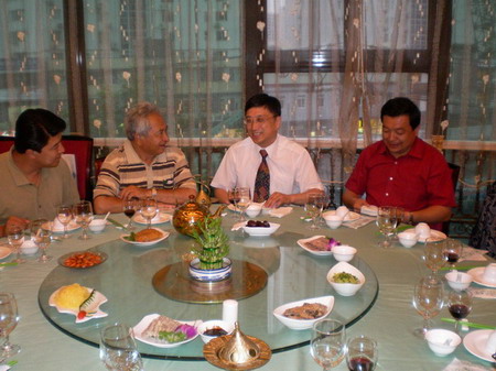 上海侨办官员会见新疆籍华侨华人访华团一行(图)