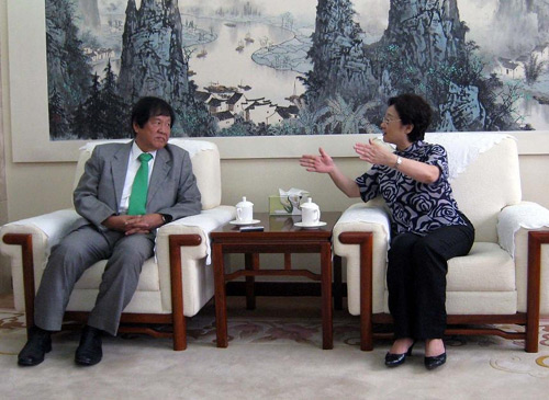 李海峰会见马来西亚华商张晓卿 接受两千万捐款