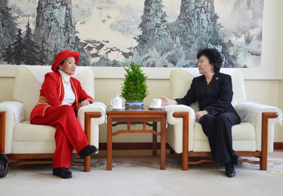 裘援平会见蒙特利公园市首位华裔女市长陈李琬若