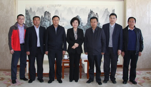 裘援平主任在办内会见了积石山县县委书记马国兴,县长马邦才一行